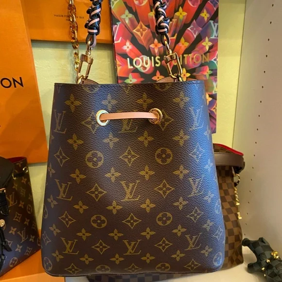 💕TRADED💕Louis Vuitton NeoNoe monogram rose crossbody purse bag - Picture 3 of 16